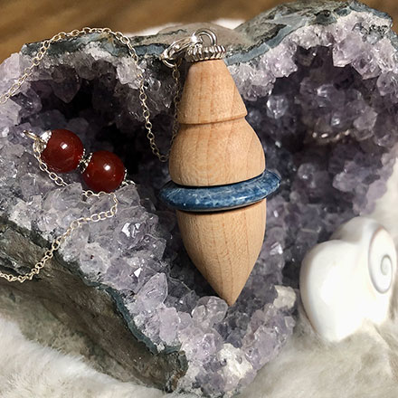 Pendule en érable sycomore et en pierre sodalite