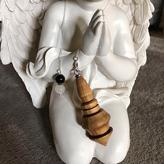 Pendule en buis, pierre de lune et tourmaline